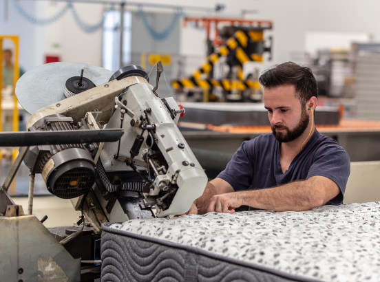 Funcionário manuseando uma máquina